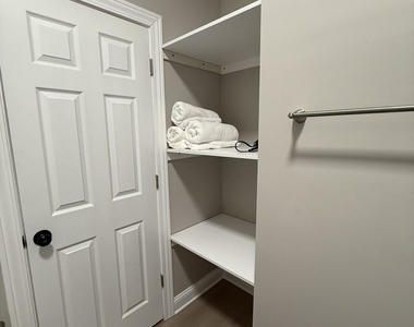 3049 N Avers Avenue - Photo Thumbnail 8
