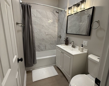 3049 N Avers Avenue - Photo Thumbnail 7