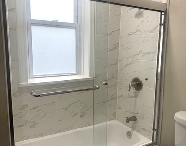 2158 N Hamlin Avenue - Photo Thumbnail 9