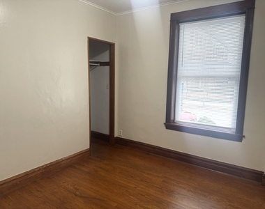 2158 N Hamlin Avenue - Photo Thumbnail 4