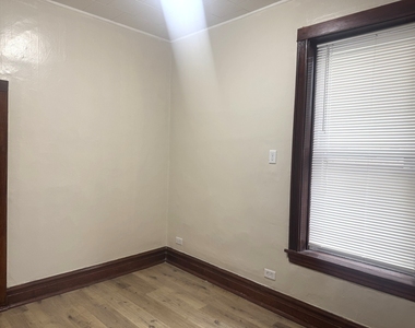 2158 N Hamlin Avenue - Photo Thumbnail 3