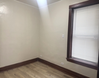 2158 N Hamlin Avenue - Photo Thumbnail 5