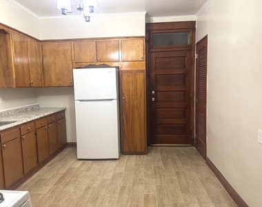 2158 N Hamlin Avenue - Photo Thumbnail 6