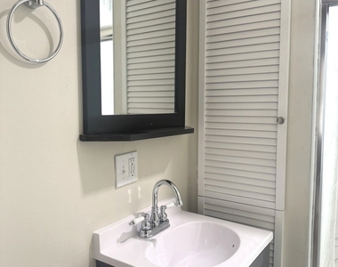 2158 N Hamlin Avenue - Photo Thumbnail 10