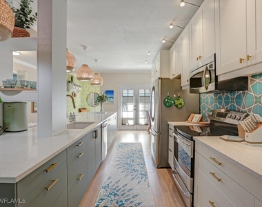 7095 Barrington Circle - Photo Thumbnail 10