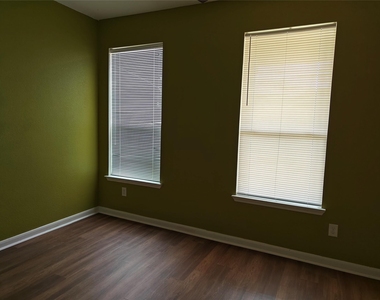 7915 Moss Springs Ct Court - Photo Thumbnail 5