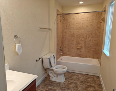 7915 Moss Springs Ct Court - Photo Thumbnail 31