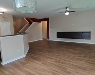 7915 Moss Springs Ct Court - Photo Thumbnail 15