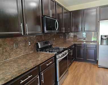 7915 Moss Springs Ct Court - Photo Thumbnail 12