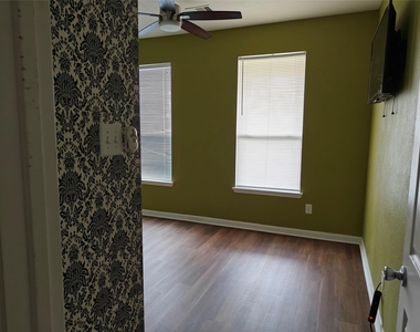 7915 Moss Springs Ct Court - Photo Thumbnail 3