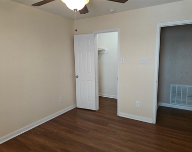 7915 Moss Springs Ct Court - Photo Thumbnail 37