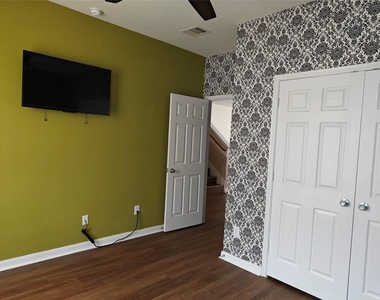7915 Moss Springs Ct Court - Photo Thumbnail 4