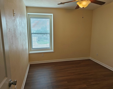 7915 Moss Springs Ct Court - Photo Thumbnail 36
