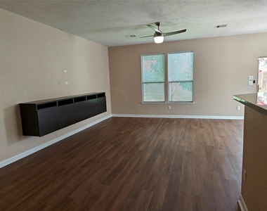 7915 Moss Springs Ct Court - Photo Thumbnail 8