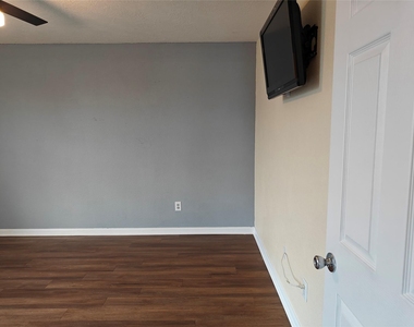 7915 Moss Springs Ct Court - Photo Thumbnail 38