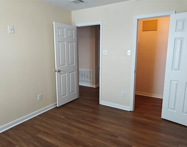 7915 Moss Springs Ct Court - Photo Thumbnail 35