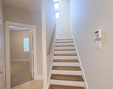 404 Parker Street - Photo Thumbnail 4