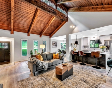 3870 Northpoint Drive - Photo Thumbnail 2