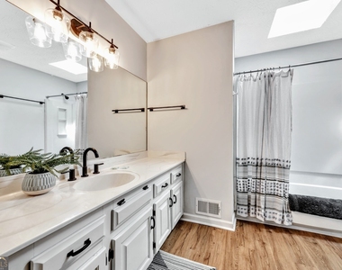 3870 Northpoint Drive - Photo Thumbnail 14