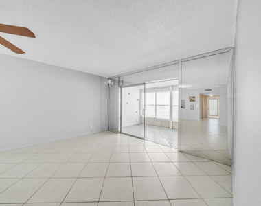1035 Country Club Drive - Photo Thumbnail 16