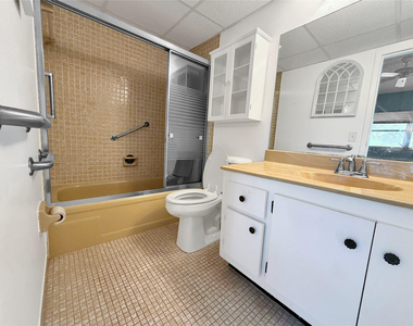 1035 Country Club Drive - Photo Thumbnail 9