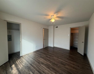 3627 Almazan Drive - Photo Thumbnail 4