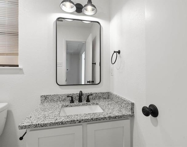 1117 S Rusk Street - Photo Thumbnail 3