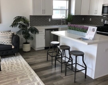3946 S. Budlong Avenue - Photo Thumbnail 6