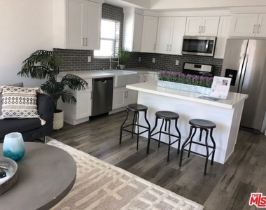 3946 S. Budlong Avenue - Photo Thumbnail 12