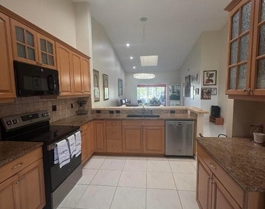 7275 Summer Tree Drive - Photo Thumbnail 6