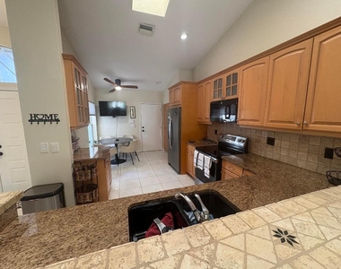 7275 Summer Tree Drive - Photo Thumbnail 4