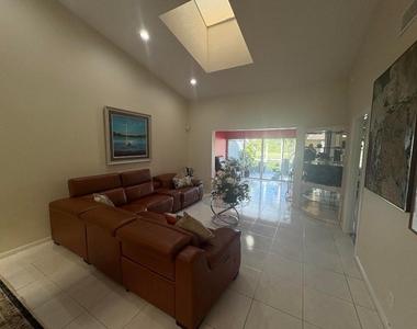 7275 Summer Tree Drive - Photo Thumbnail 2