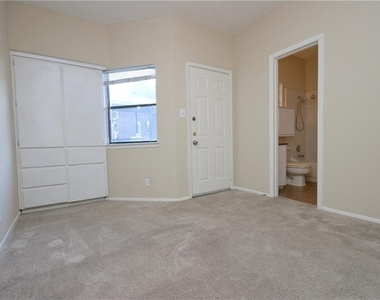 2818 Nueces St - Photo Thumbnail 3