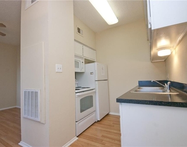 2818 Nueces St - Photo Thumbnail 3