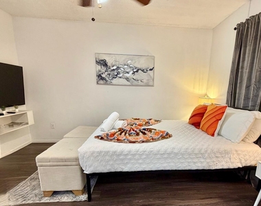 4504 Speedway Ave - Photo Thumbnail 3