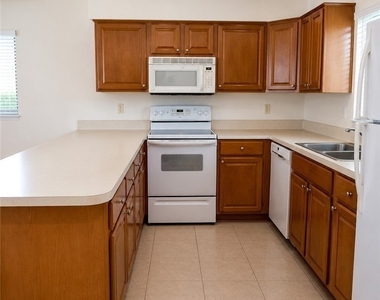 1623 Sw Santa Barbara Place - Photo Thumbnail 3