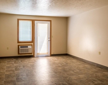 410 Ne Oak St - Photo Thumbnail 4