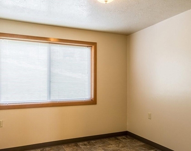410 Ne Oak St - Photo Thumbnail 6