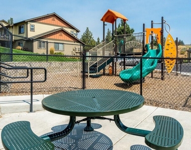 410 Ne Oak St - Photo Thumbnail 2