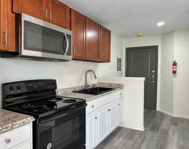 4705 Lyons Avenue - Photo Thumbnail 3