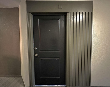 4705 Lyons Avenue - Photo Thumbnail 5