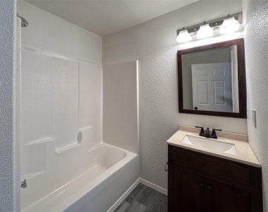 4705 Lyons Avenue - Photo Thumbnail 4