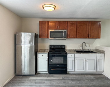 4705 Lyons Avenue - Photo Thumbnail 2