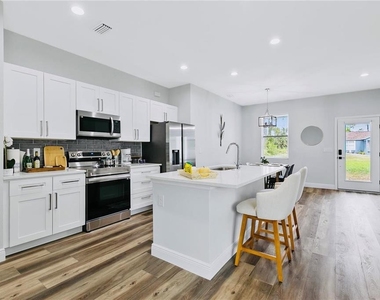 16451 Strauss Avenue - Photo Thumbnail 6