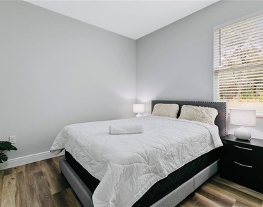 16451 Strauss Avenue - Photo Thumbnail 23