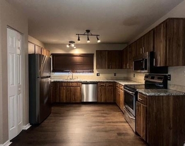 507 Hunter Circle - Photo Thumbnail 3