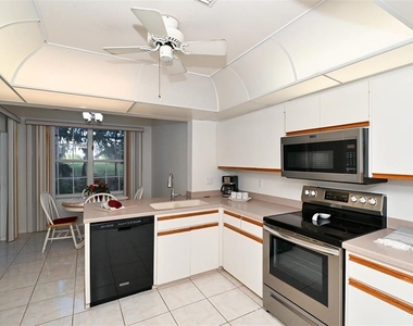 3866 Surrey Court - Photo Thumbnail 18