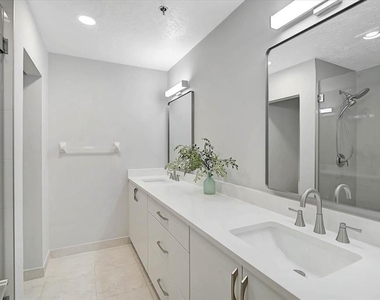 988 Blvd Of The Arts - Photo Thumbnail 6