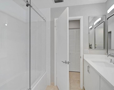 988 Blvd Of The Arts - Photo Thumbnail 5
