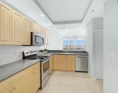 988 Blvd Of The Arts - Photo Thumbnail 36